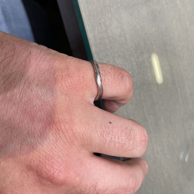 【アイプリモ(I-PRIMO)の口コミ】 ウェーブしたデザインがよかったので自分の指に着けた時にしっくりきまし…