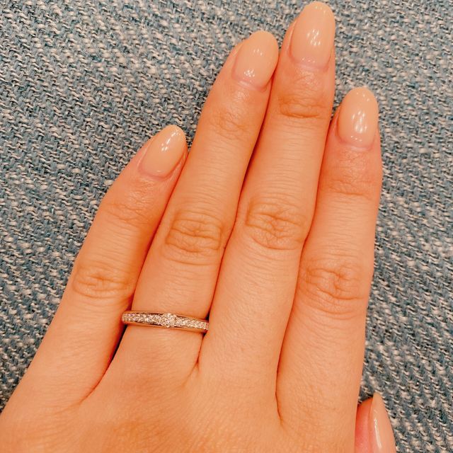 【ラザール ダイヤモンド(LAZARE DIAMOND)の口コミ】 ダイヤがどれくらい入ってる指輪にするのか迷いましたが、スタッフさんと…
