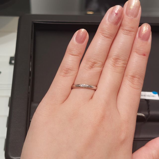 【ラザール ダイヤモンド(LAZARE DIAMOND)の口コミ】 ダイヤが３石×３列並んだデザインで、
自分側からも相手側からもダ…