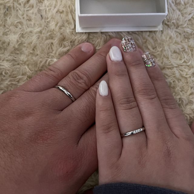 【4℃ BRIDAL(ヨンドシーブライダル)の口コミ】 大人なデザインで、2人の未来を想像できるような気がして選びました。誠実…