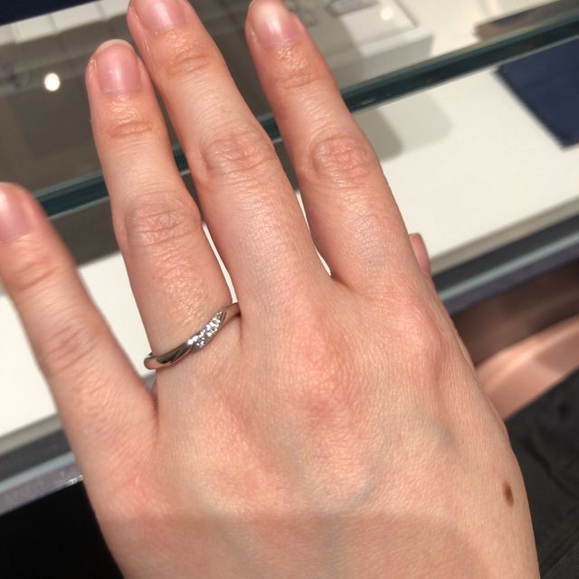 【銀座ダイヤモンドシライシの口コミ】 手前から奥までダイヤが入っているので、いろんな方向からキラキラして見…