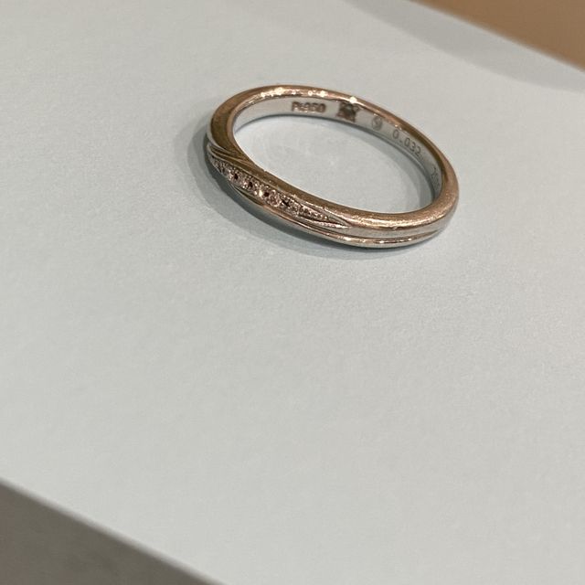 【銀座ダイヤモンドシライシの口コミ】 流れるようなデザインをずっと探していて、この指輪を見つけた時は、ほぼ…