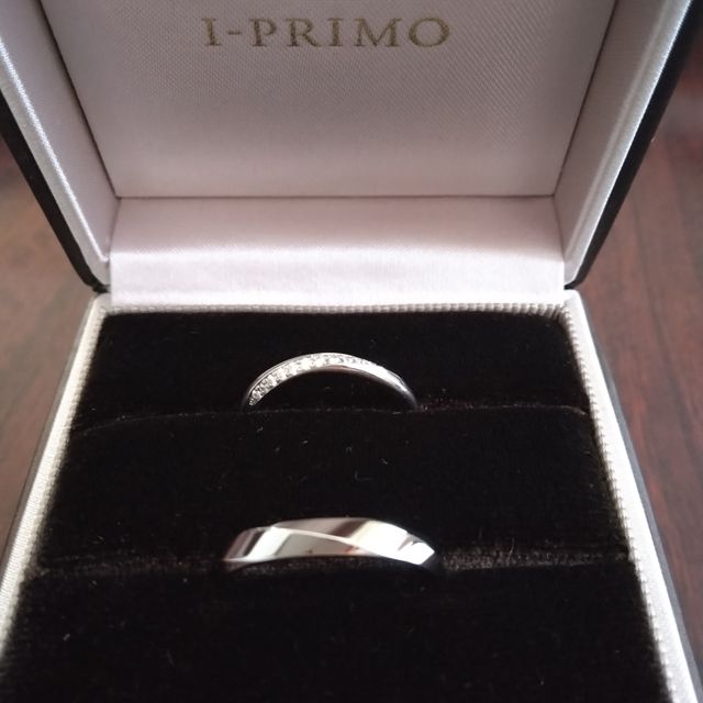 【アイプリモ(I-PRIMO)の口コミ】 ストレートの指輪にダイヤがウェーブで入っているデザインが魅力的でした…