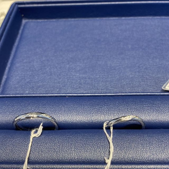 【銀座ダイヤモンドシライシの口コミ】 全体的に、幅が細めの指輪が多い印象でした。
デザインからは、オリジナル…