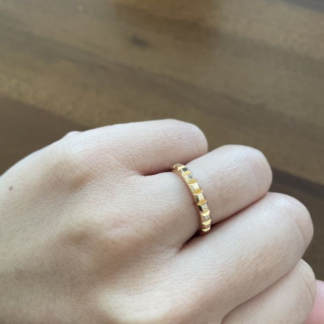 【ブシュロン(BOUCHERON)の口コミ】 ダイヤなしでも存在感がある指輪を探していたところ、試着してデザインに…