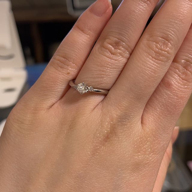 【銀座ダイヤモンドシライシの口コミ】 指の形を見てくださって、指が長く綺麗に見える形の指輪を説明してもらい…
