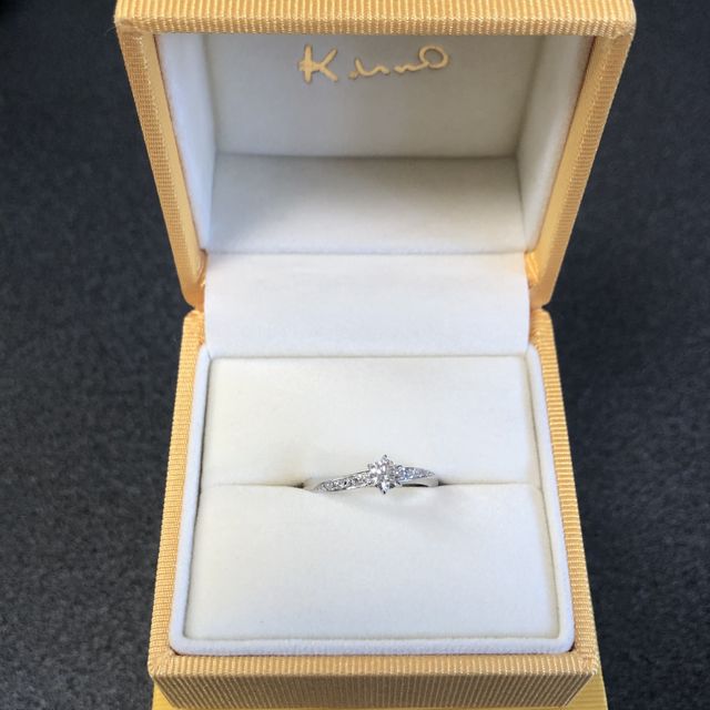 【ケイウノ ブライダル(K.UNO BRIDAL)の口コミ】 キラキラのデザインで、セミオーダーのものを選びました。色々と試してみ…