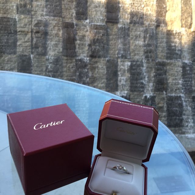 【カルティエ(Cartier)の口コミ】 もともと華奢なデザインが好きで、シルバーよりもゴールド派の私。
婚約指…