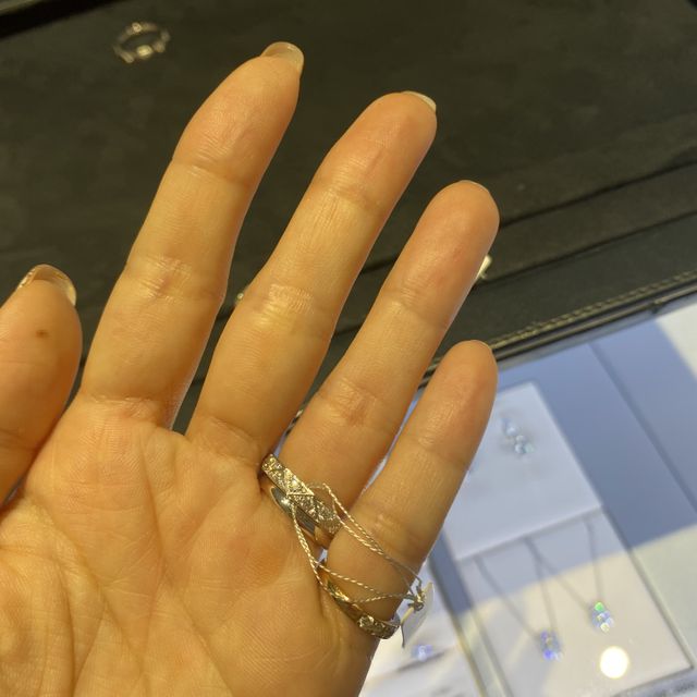 【グラフ(GRAFF)の口コミ】 ローレンスシグネチャーダイヤモンドリングの3.2ミリを試着しました。同じ…