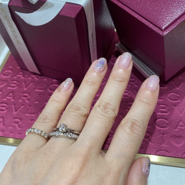 【ブルガリ(BVLGARI)の口コミ】 婚約指輪はクラシックなデザインで、キラキラして可愛かったです。
結婚指…