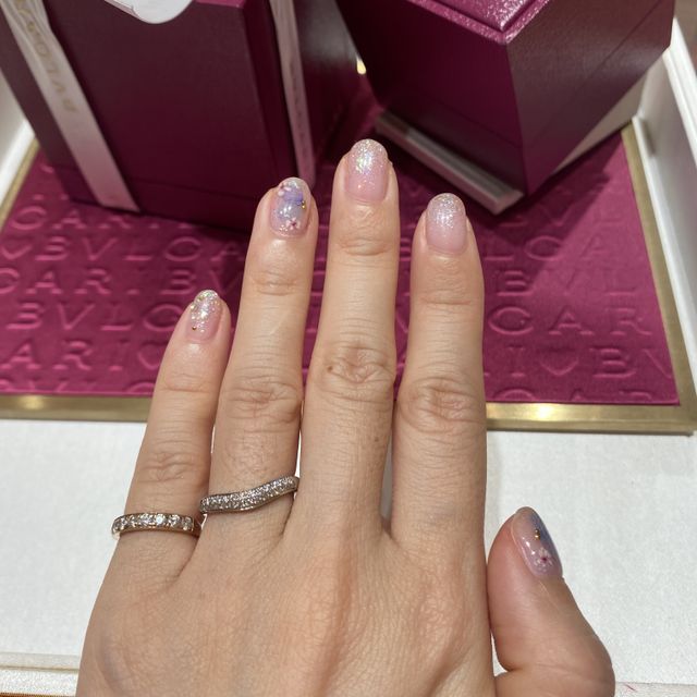 【ブルガリ(BVLGARI)の口コミ】 婚約指輪はクラシックなデザインで、キラキラして可愛かったです。
結婚指…