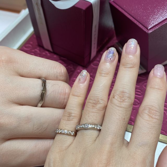 【ブルガリ(BVLGARI)の口コミ】 婚約指輪はクラシックなデザインで、キラキラして可愛かったです。
結婚指…