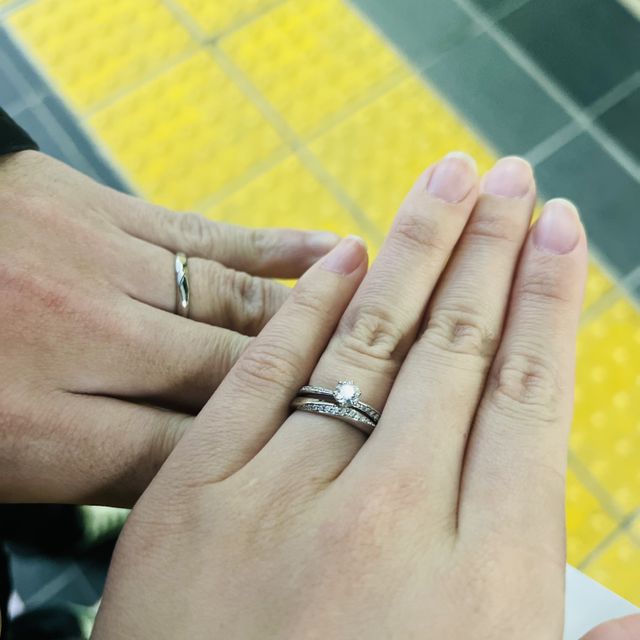 【4℃ BRIDAL(ヨンドシーブライダル)の口コミ】 いろんな指輪をためしてみて、悩みながらも1番お互いに似合うデザインに出…