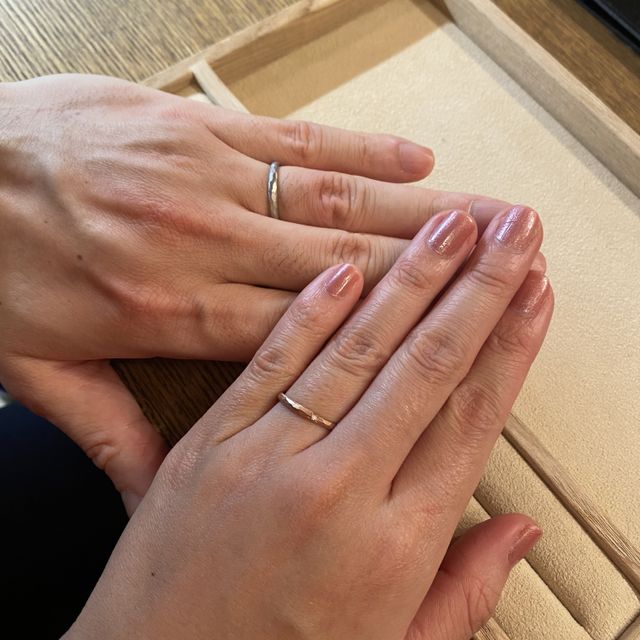 【ith(イズ)の口コミ】 クロッカンテという、金属でたたいたような模様のデザインを試着しました…