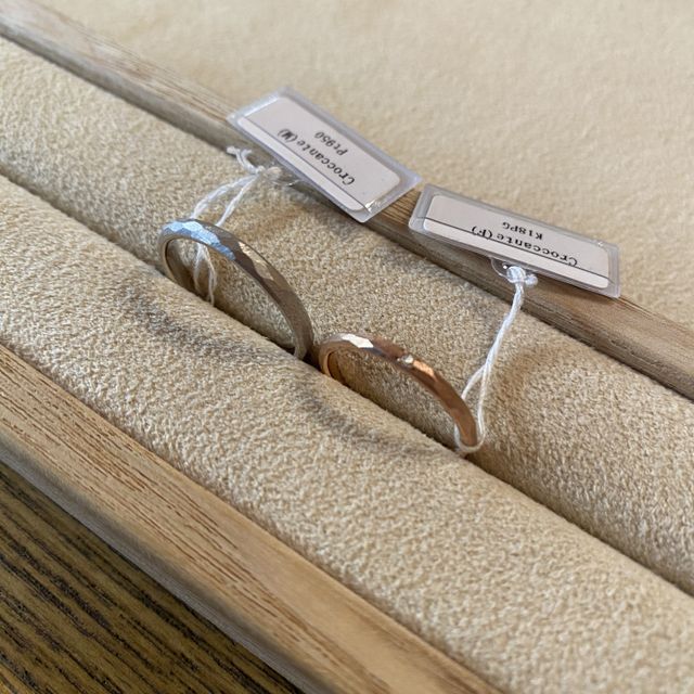 【ith(イズ)の口コミ】 クロッカンテという、金属でたたいたような模様のデザインを試着しました…