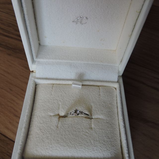 【4℃ BRIDAL(ヨンドシーブライダル)の口コミ】 指が短いので細身でデザインがシンプルな物を探していました。ダイヤモン…