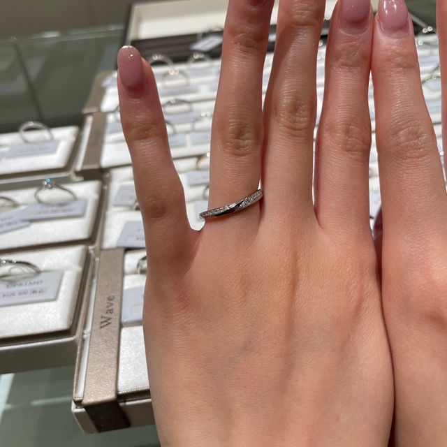 【アイプリモ(I-PRIMO)の口コミ】 ストレートではない動きのある指輪を探してお勧めしていただきました。横…