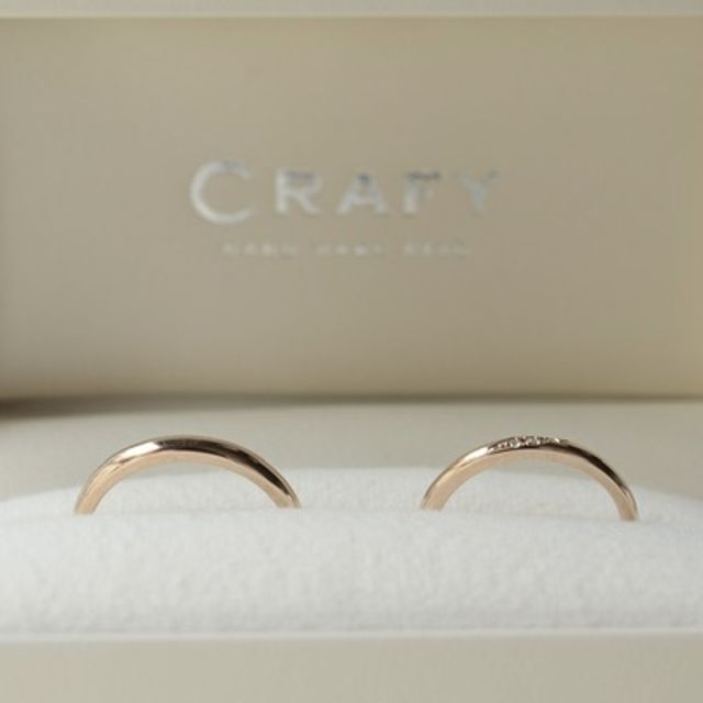 【CRAFY(クラフィ)の口コミ】 デザインはシンプルで、でもダイヤを入れたいという思いがあり、こちらの…