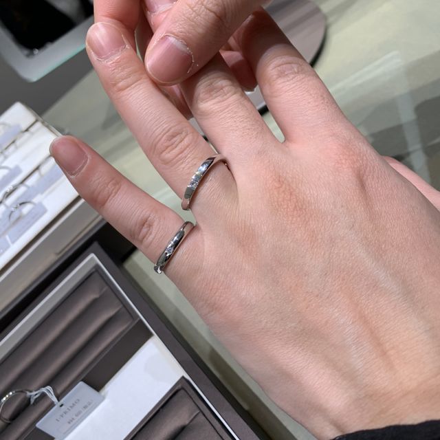 【アイプリモ(I-PRIMO)の口コミ】 シンプルなものにダイヤが1つ付いてあるものです。小指の方が丸みを帯びて…