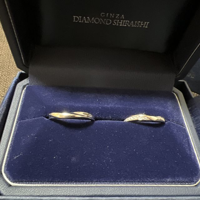 【銀座ダイヤモンドシライシの口コミ】 一番初めに行ったお店ということもあり、両サイドにダイヤモンドが入って…