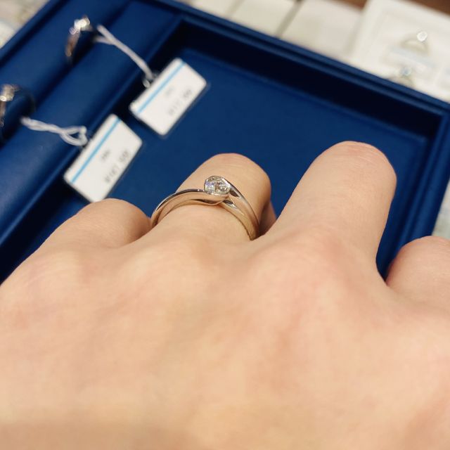 【銀座ダイヤモンドシライシの口コミ】 石の輝きにこだわりを持っており、4Cのグレードラインナップも豊富ななか…