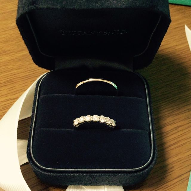 【ティファニー(Tiffany & Co.)の口コミ】 シンプルなプラチナも検討していましたが、毎日身に着けているとプラチナ…