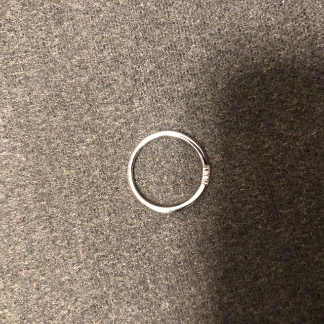 【ENUOVE(イノーヴェ)の口コミ】 指を長く見せてくれるV字のデザインと、細くて華奢なリングに一目惚れをし…