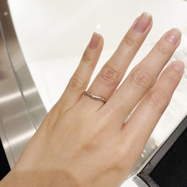 【ティファニー(Tiffany & Co.)の口コミ】 デザイン面に関しては、指輪がカーブしているものでダイヤが大ぶりではな…