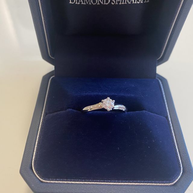 【銀座ダイヤモンドシライシの口コミ】 お店にカタログがあり、たくさんのデザインの中から気になったものや、そ…