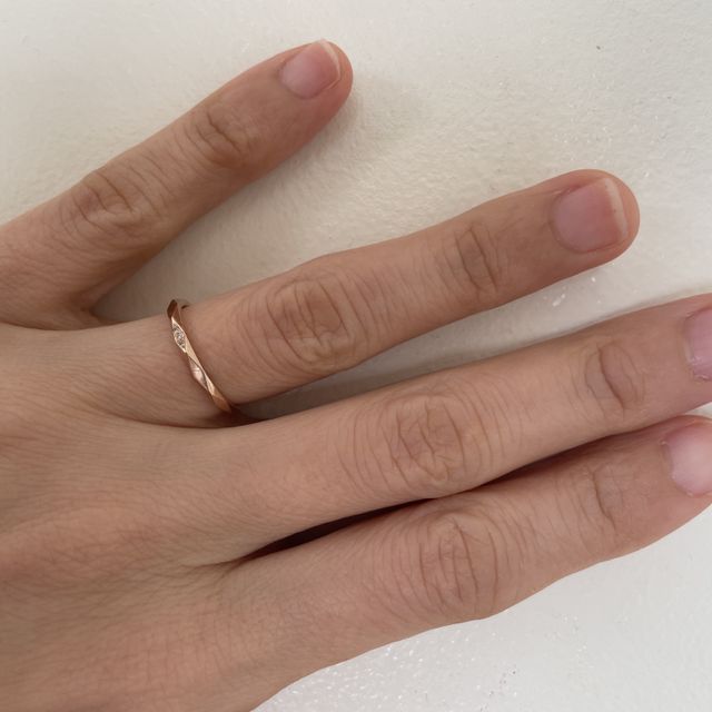 【AMOUR AMULET(アムール・アミュレット)の口コミ】 デザインが、元々考えていたものだったこともあり、真ん中にダイヤモンド…