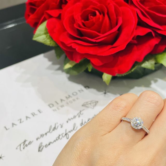 【ラザール ダイヤモンド(LAZARE DIAMOND)の口コミ】 ダイヤモンドの輝きが七色に見えてどこよりもダントツで綺麗でした。以前…