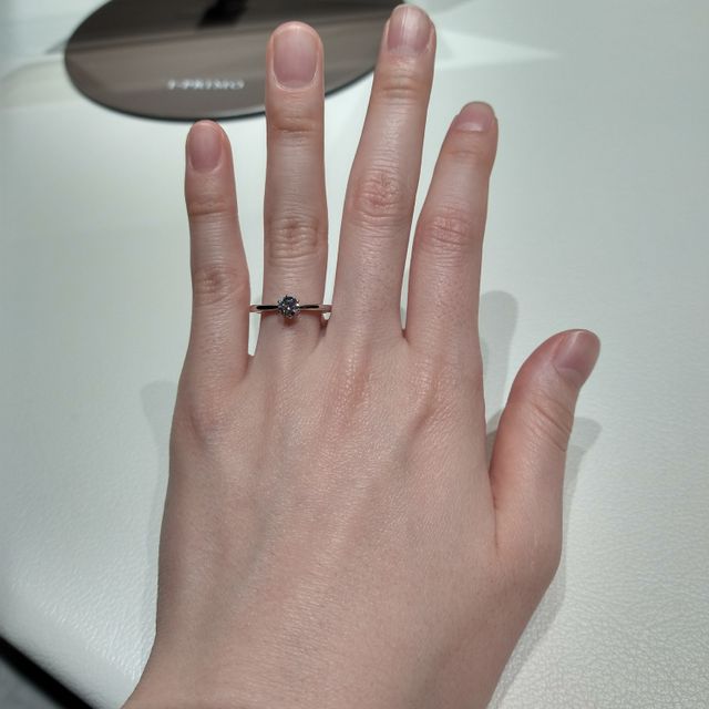 【アイプリモ(I-PRIMO)の口コミ】 シンプルな形の婚約指輪を試着しました。
女性らしい華やかな部分だけでな…