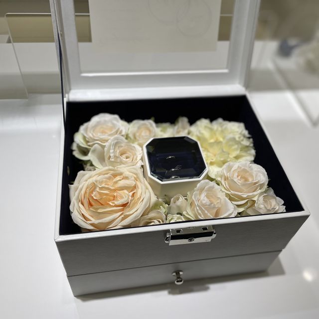 【4℃ BRIDAL(ヨンドシーブライダル)の口コミ】 シンプルなデザインで飽きのこないところに気に入りました。あとは誕生石…