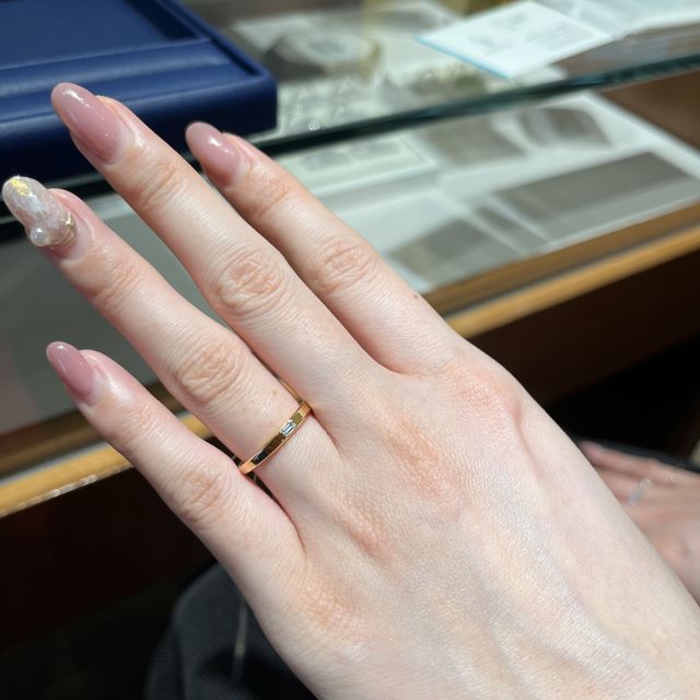 【銀座ダイヤモンドシライシの口コミ】 プラチナではなく、ピンクゴールドの指輪です。真ん中にダイヤモンドが一…