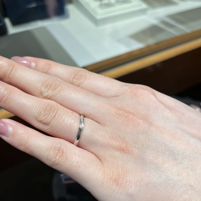 【銀座ダイヤモンドシライシの口コミ】 こちらの指輪はウェーブ型の指輪です。指にフィットしてつけることができ…