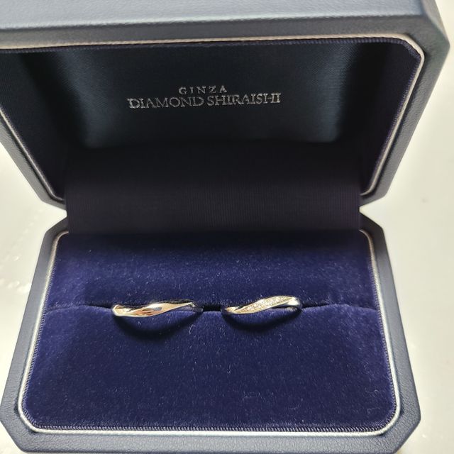 【銀座ダイヤモンドシライシの口コミ】 少しウェーブがかってるデザインで、マリッジリングにもダイヤモンドがつ…