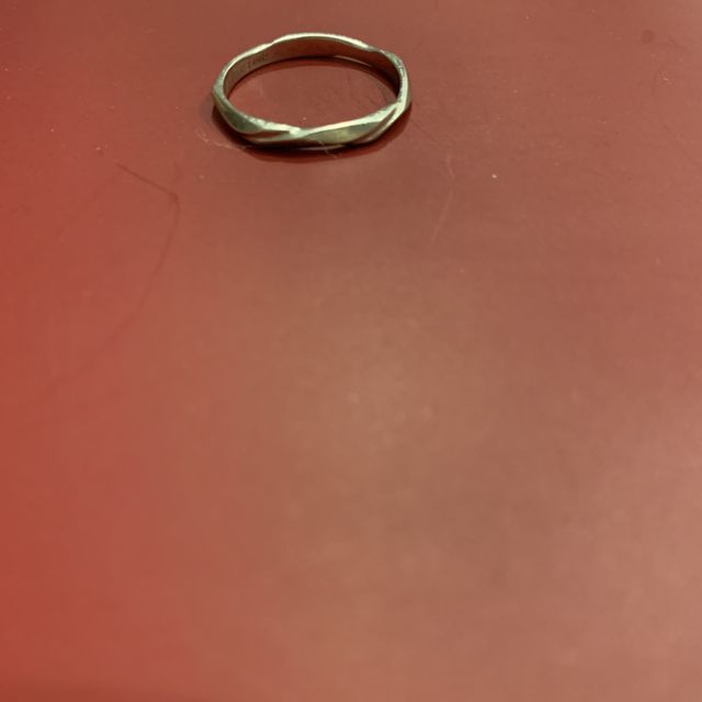 【AFFLUX(アフラックス)の口コミ】 二人ともシンプルなデザインが良いと希望をしており、小さめのダイヤがワ…