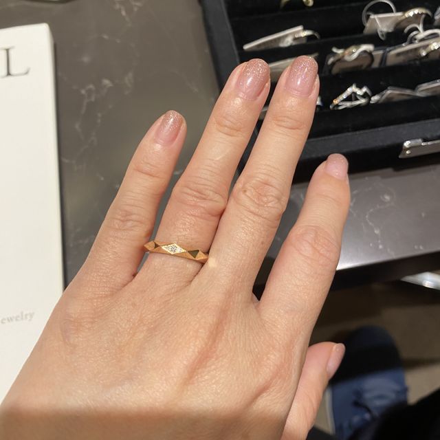 【ブシュロン(BOUCHERON)の口コミ】 変わった断面でキラキラしていて、ダイヤが入っているデザインが可愛いな…