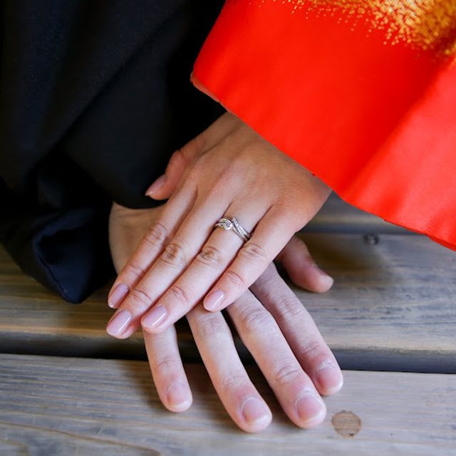 【俄(にわか)の口コミ】 主人がプロポーズの際、俄のプロポーズリングを用意してくれました。
パカ…