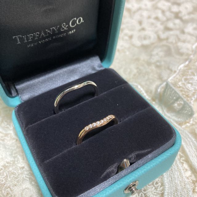 【ティファニー(Tiffany & Co.)の口コミ】 女性のはダイヤ付き、ピンクゴールドにしました。フィット感もお互い大事…
