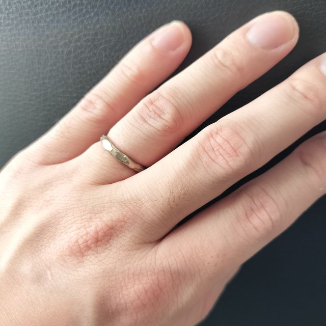 【YUKA HOJO(ユカホウジョウ)の口コミ】 通常の甲丸デザインだと光の反射が気になり目立つため、ゴツゴツしたデザ…