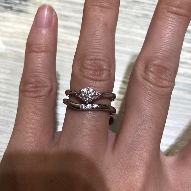 【TRECENTI(トレセンテ)の口コミ】 元々婚約指輪がvラインものだったので同じくV字のものをさがしていたので…