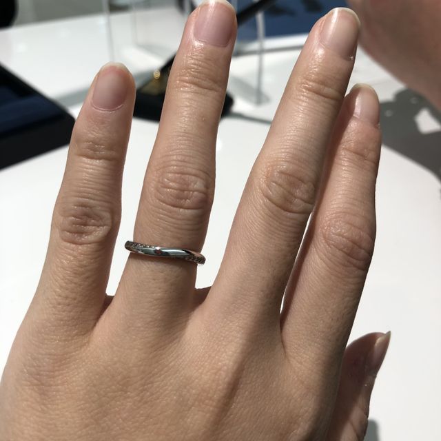 【4℃ BRIDAL(ヨンドシーブライダル)の口コミ】 上下にダイヤモンドのラインが入っていて、つけた時にシンプルすぎず、華…