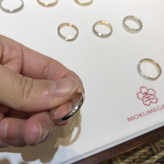 【杢目金屋(もくめがねや)の口コミ】 日本の伝統技術、木目金という製法で作られた指輪です。
色々な素材の金属…