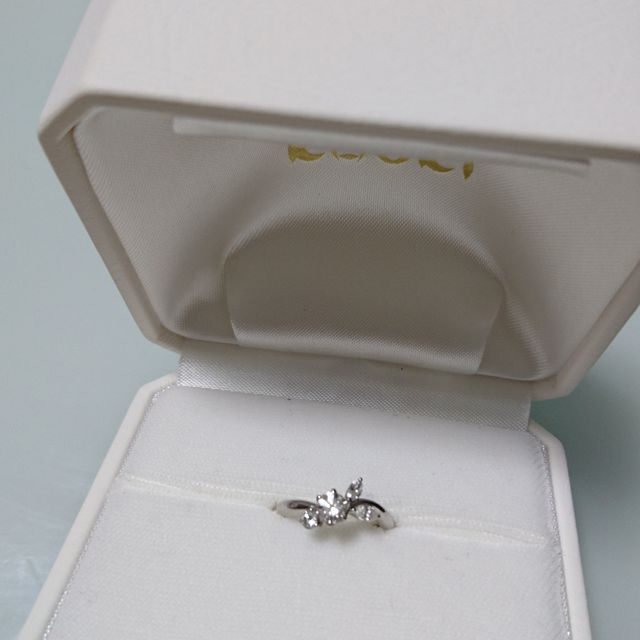 【カオキ　ダイヤモンド専門卸直営店の口コミ】 もともとあるデザインの指輪を彼がアレンジして、作ってくれました。中央…