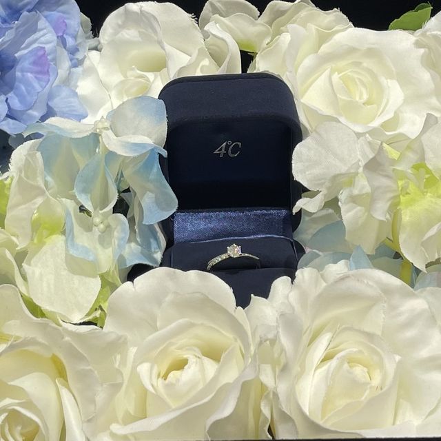 【4℃ BRIDAL(ヨンドシーブライダル)の口コミ】 ストレートなリングに波状にダイヤモンドが並べられており、その美しいデ…