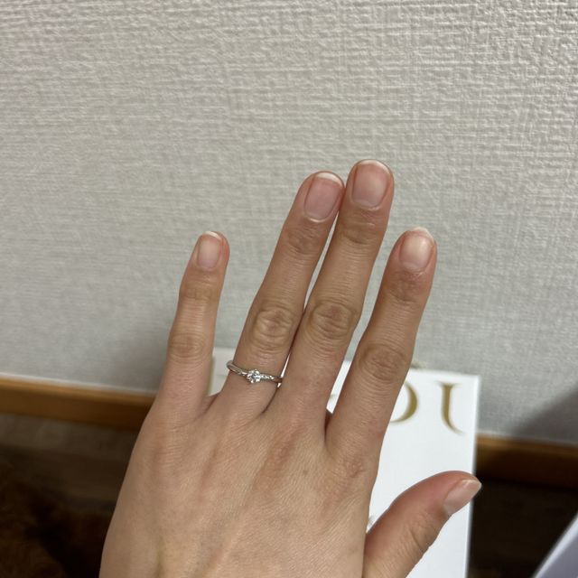 【Galopine & Galopin(ガロピーネガロパン)の口コミ】 デザインがいしを邪魔しないさりげない高級感があり丸みもあり可愛かった…