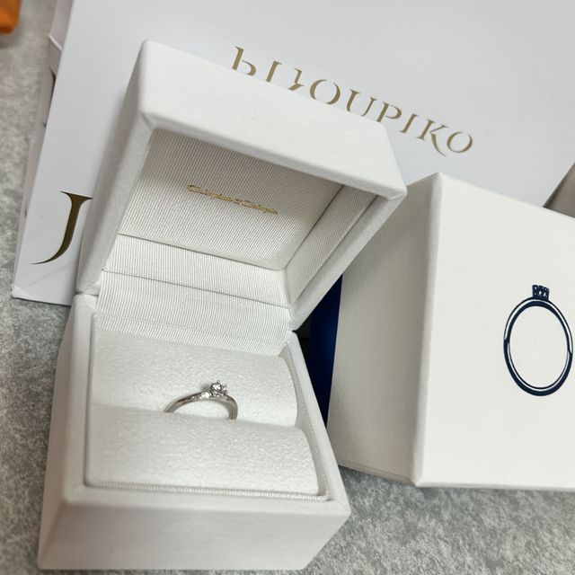 【Galopine & Galopin(ガロピーネガロパン)の口コミ】 デザインがいしを邪魔しないさりげない高級感があり丸みもあり可愛かった…