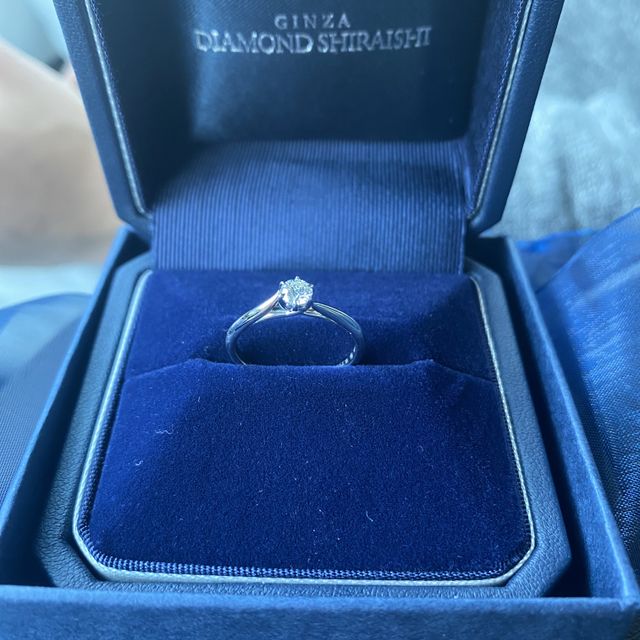 【銀座ダイヤモンドシライシの口コミ】 丸く柔らかい感じのデザインが良かった。
ダイヤモンドも大きいものよりも…