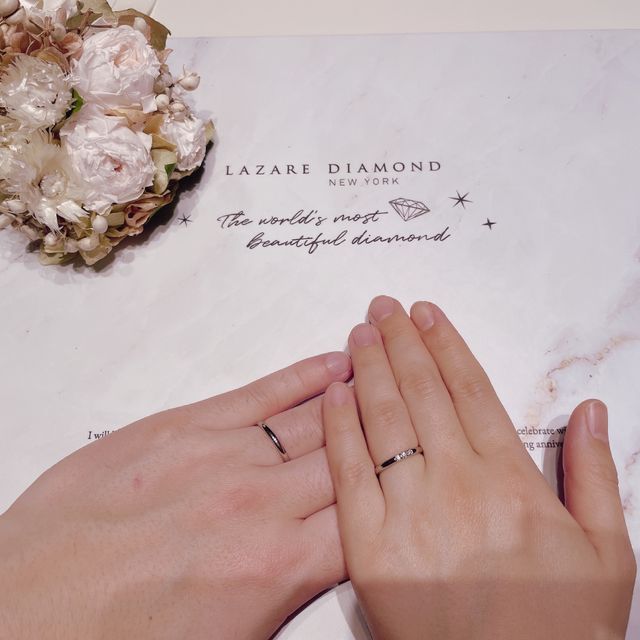 【ラザール ダイヤモンド(LAZARE DIAMOND)の口コミ】 男性側はシンプルなデザインで、リングのプラチナがとても綺麗であること…